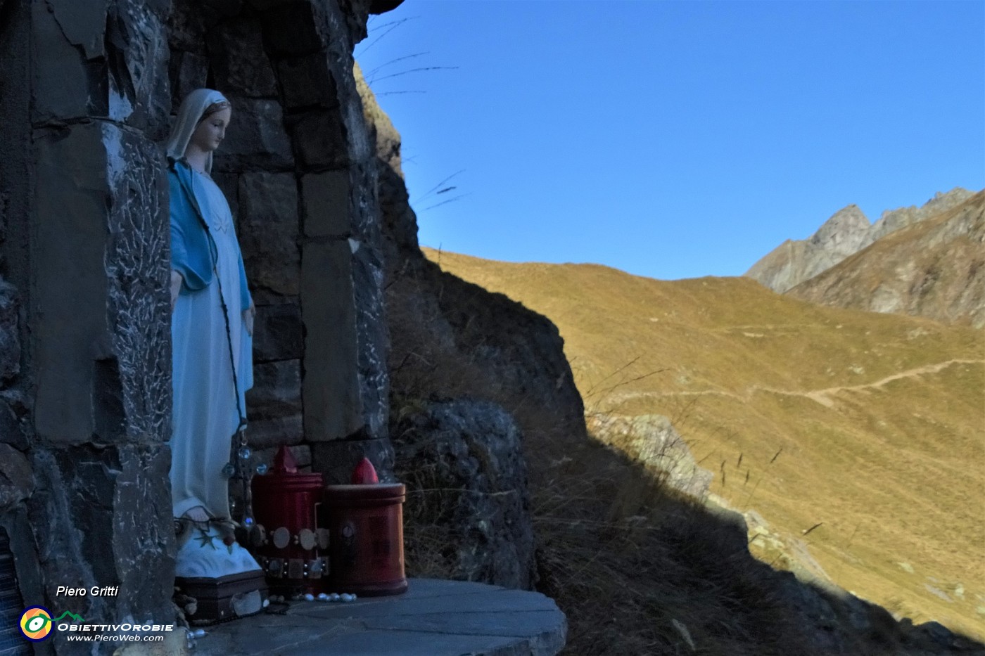 98 La bella Madonnina con vista in Passo Salmurano.JPG
